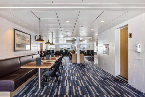 HX Hurtigruten Expeditions, MS Spitsbergen, Brygga Bistro 1.jpg